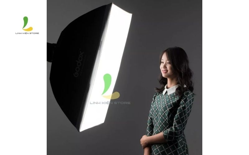 Hai-lop-vai-min-dieu-hoa-anh-sang-Softbox-Godox-30-x-120-cm-BW30120