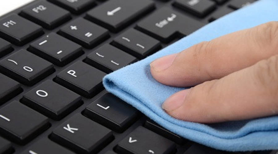 Làm sạch bàn phím với vaiỉ mềm cách vệ sinh bàn phím máy tính