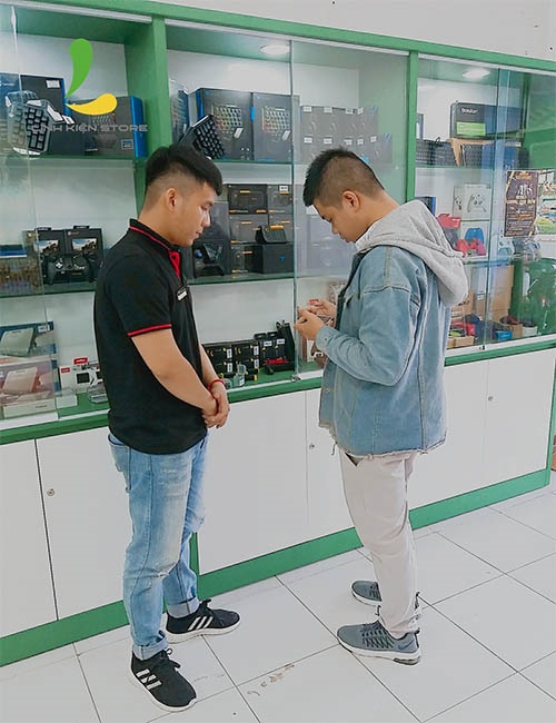  Nhân viên Linh Kiện Store tận tình hướng dẫn khách hàng khi mua camera ngụy trang cúc áo