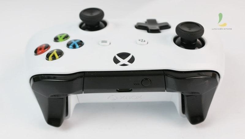 tay-cam-choi-game-Xbox-One-S-White (2)