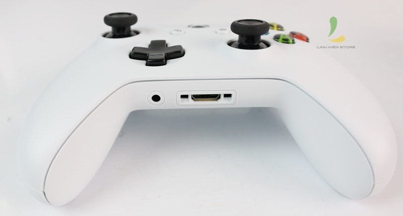 tay-cam-choi-game-Xbox-One-S-White (6)